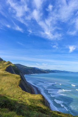 Zumaia kıyıları açık bir günde