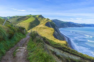 Zumaia kıyıları açık bir günde