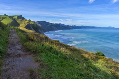 Zumaia kıyıları açık bir günde