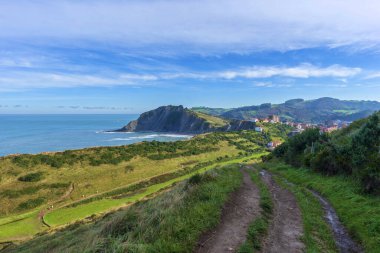 Zumaia kıyıları açık bir günde