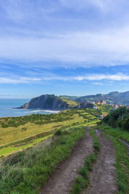 Zumaia kıyıları açık bir günde
