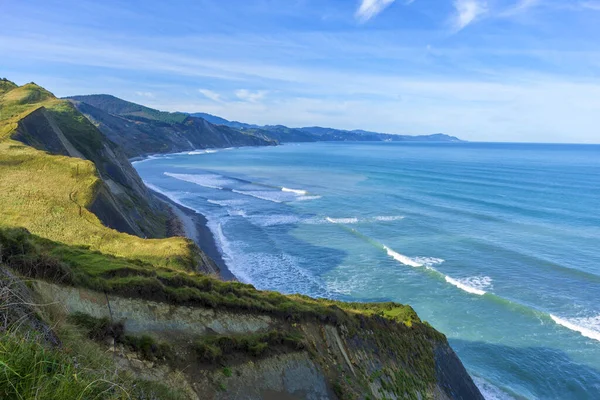 La costa de Zumaia en un día despejado — Foto de Stock