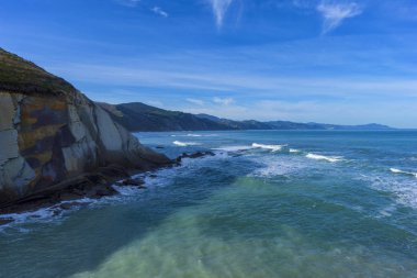 Zumaia kıyıları açık bir günde