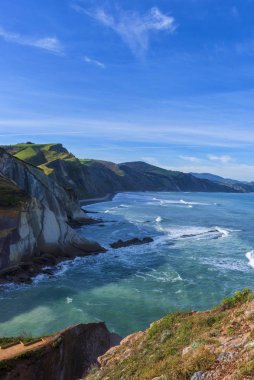 Zumaia kıyıları açık bir günde