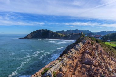 Zumaia kıyıları açık bir günde