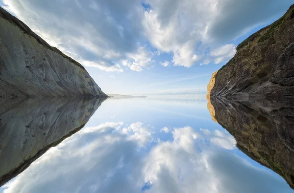 Reflexos de montanha e nuvens na água — Fotografia de Stock