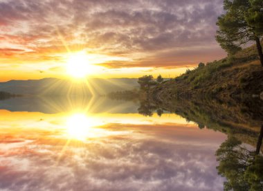 Dağ yansımaları ve sudaki bulutlar