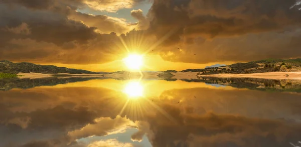 Reflexos de montanha e nuvens na água , — Fotografia de Stock