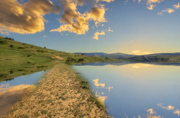 Bergreflexionen und Wolken im Wasser — Stockfoto