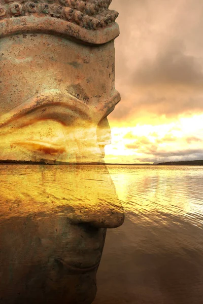 На задньому плані зображено Будду з озером на світанку. — стокове фото