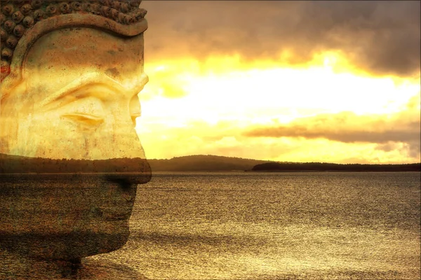 Figura di un Buddha con un lago all'alba sullo sfondo — Foto Stock