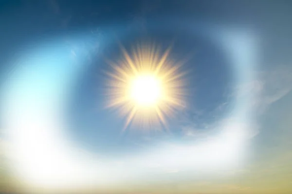Tło ze słońcem i jego promieniami na błękitnym niebie — Zdjęcie stockowe