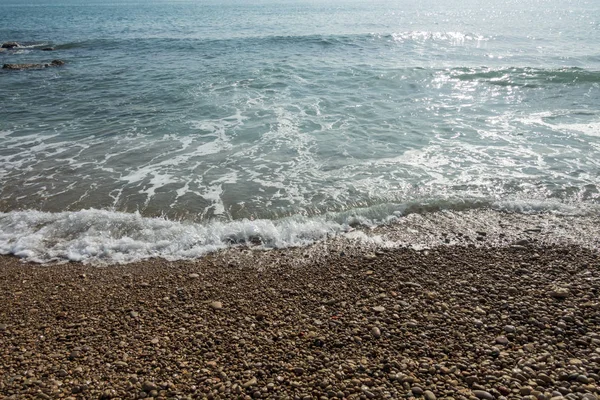Golven van de zee die de kust van het strand bereiken — Stockfoto