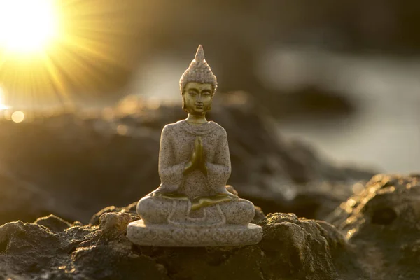 Μια φιγούρα Βούδα σε ένα βράχο δίπλα στη θάλασσα — Φωτογραφία Αρχείου