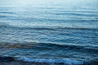 Mavi denizin kıyısında sakin dalgalar