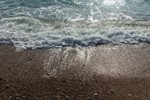 Rustige golven aan de kust van de blauwe zee — Stockfoto