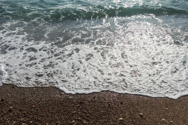 Csendes hullámok a kék tenger partján — Stock Fotó