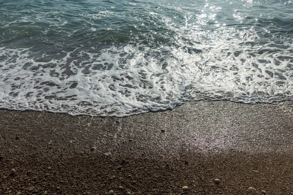 Mavi denizin kıyısında sakin dalgalar — Stok fotoğraf