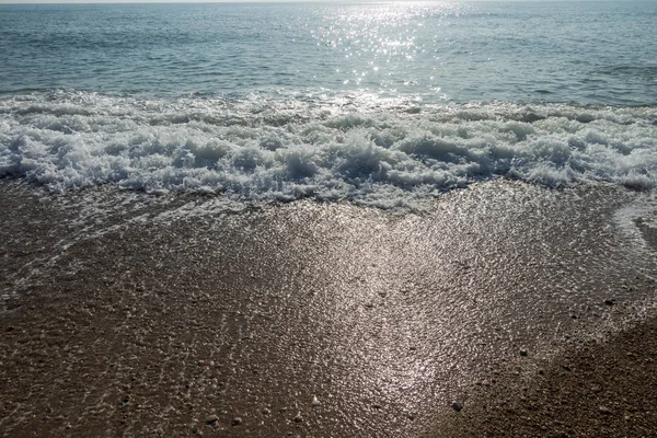 Des vagues calmes sur le rivage de la mer bleue — Photo