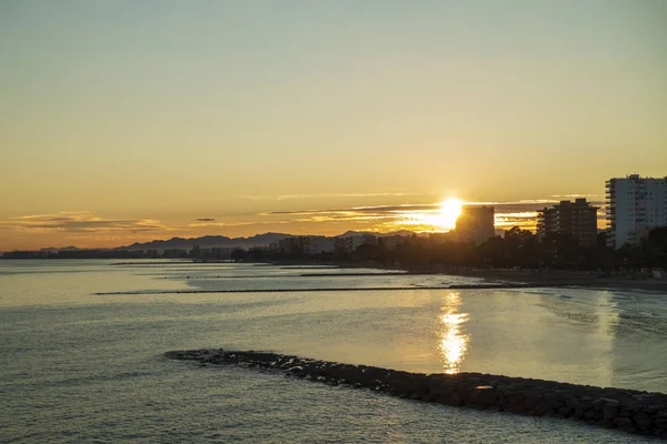 科斯塔省Benicassim海岸建筑物之间的日落 — 图库照片