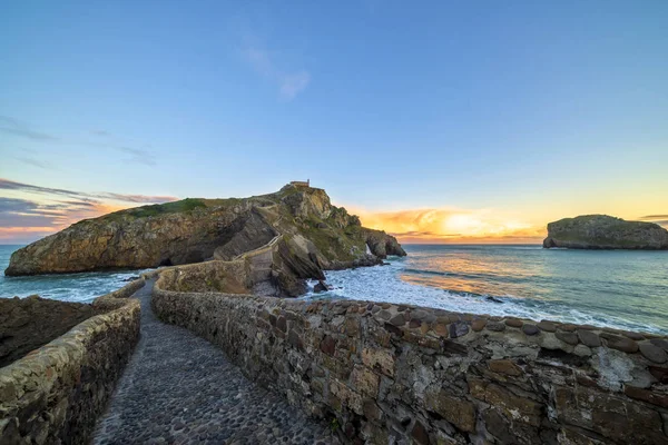 San Juan de Gaztelugatxe inzivaya çekilen merdivenlerden. — Stok fotoğraf