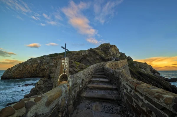 Acceso por escaleras a la ermita de San Juan de Gaztelugatxe — Foto de Stock