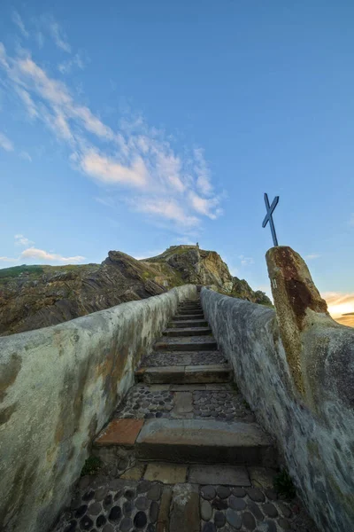 Přístup po schodech do poustevny San Juan de Gaztelugatxe — Stock fotografie