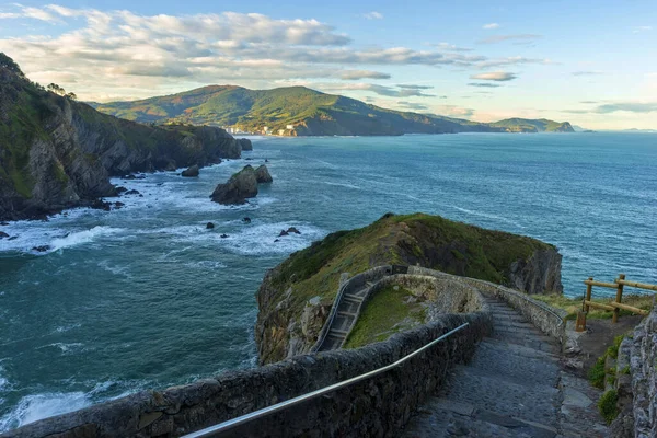 Вход по лестнице в монастырь Сан-Хуан-де-Gaztelugatxe — стоковое фото