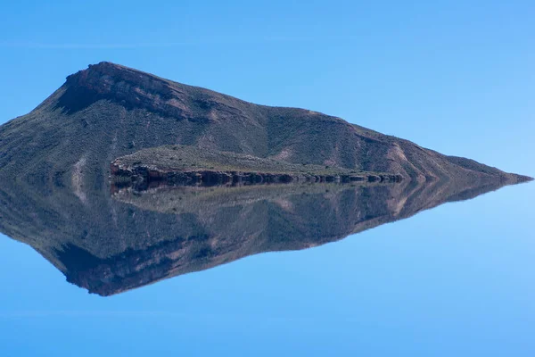 Jezioro Górze Pod Błękitnym Niebem — Zdjęcie stockowe