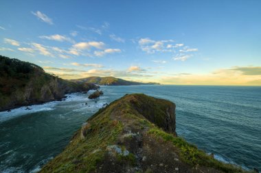 Zumaia kıyıları açık bir yaz gününde, İspanya