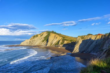 Zumaia kıyıları açık bir yaz gününde, İspanya