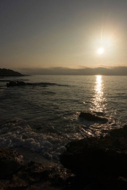 Şafak vakti İspanya 'nın Oropesa kentindeki hain kıyısı.