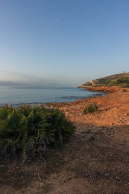 Şafak vakti İspanya 'nın Oropesa kentindeki hain kıyısı.