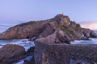 San Juan de Gaztelugatxe Bermeo, İspanya 'da gün doğumunda