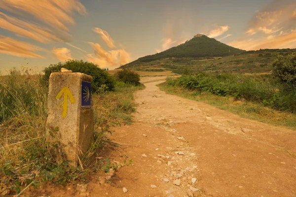 Camino de Santiago 'da gün doğumu Navarra, İspanya üzerinden