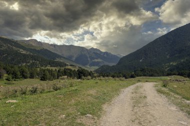 Montgarri yolu gün doğumunda, Valle de aran, İspanya