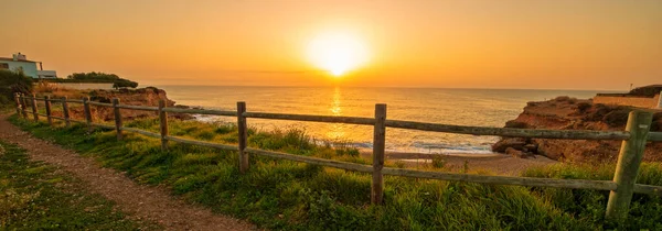 オレンジの花の海岸 スペインのOropesa Del Marの日の出 ロイヤリティフリーのストック写真