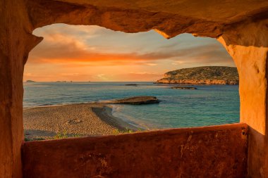 Pencere Cala Comte de İbiza 'ya gün batımında, İspanya