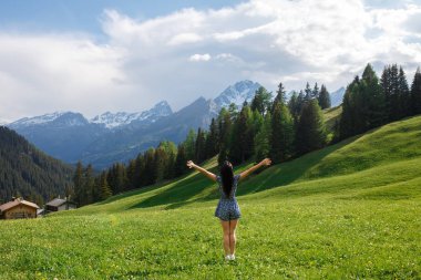 Sırt çantasında doğa güzel turist kızla