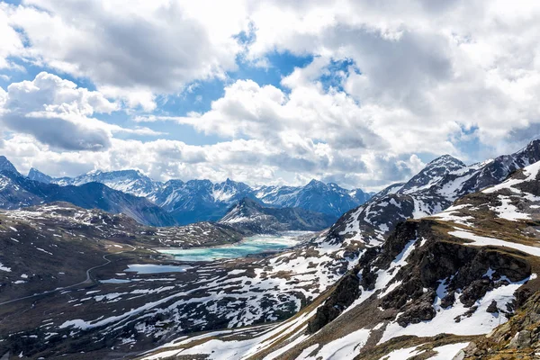 İsviçre 'de güzel karlı dağlar ve göl