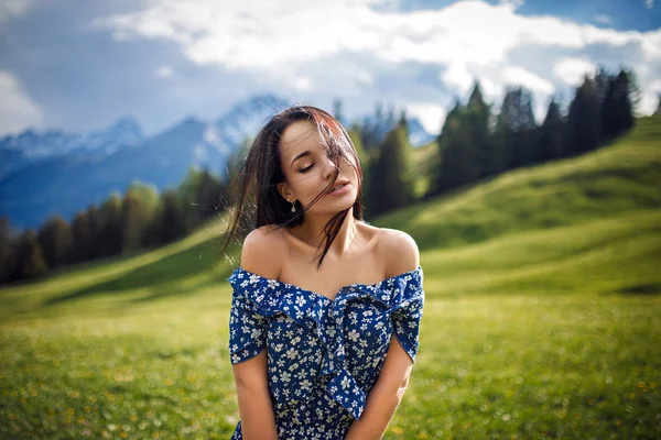 Stäng upp känslomässiga porträtt av en flicka på toppen av bergen — Stockfoto