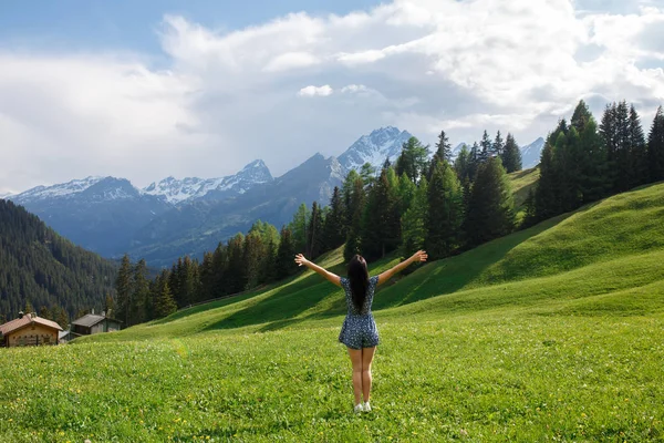 Sırt çantasında doğa güzel turist kızla