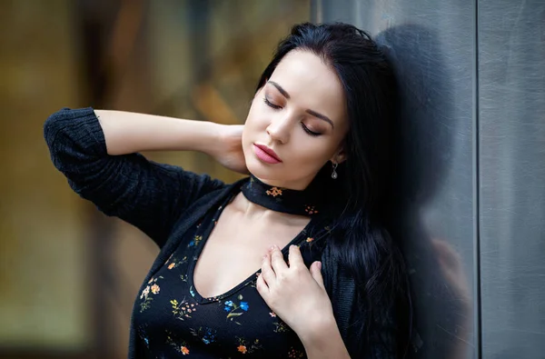 Красивый портрет девушки на улице в черном платье — стоковое фото