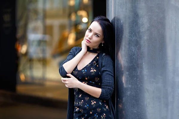 Güzel kız portre siyah elbise sokakta