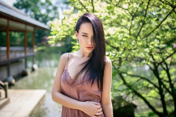 Perfekta tjejen i en kort sexig klänning utanför — Stockfoto
