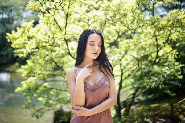 Perfecte meisje in een korte sexy jurk buiten — Stockfoto
