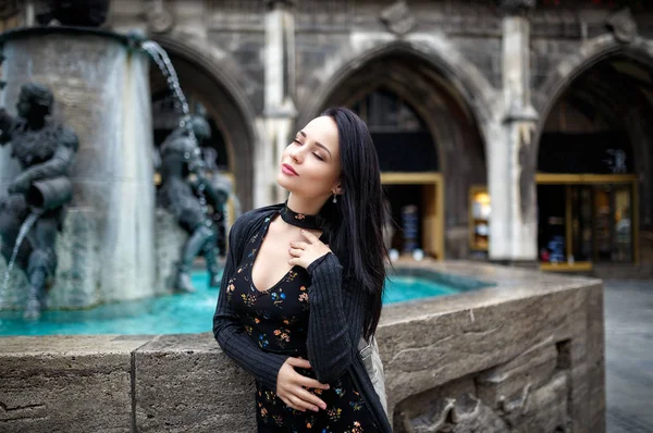 Hermoso retrato de niña en la calle en vestido negro — Foto de Stock