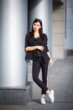 Şehrin aşağısındaki güzel iş kadını.