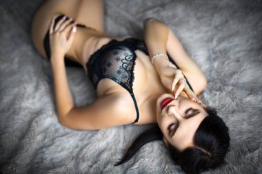 Mükemmel kız seksi siyah iç çamaşırı