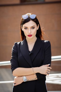 Güzel bir kız mavi gözlü dış portresi